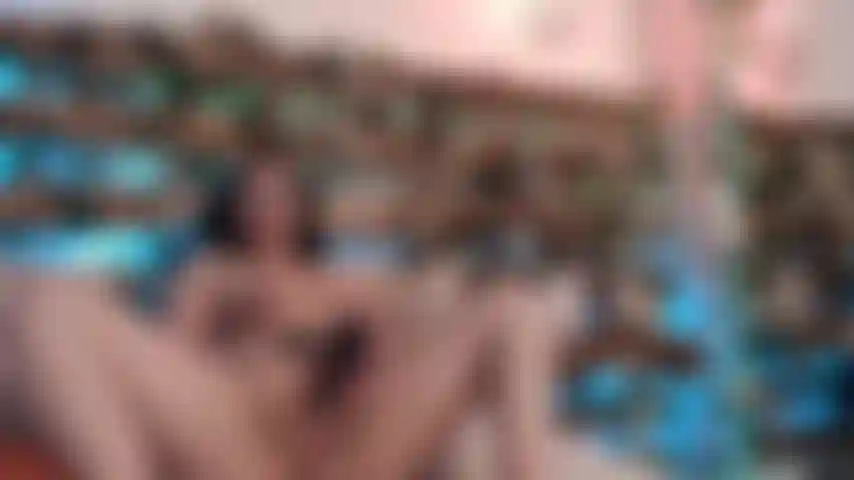 Liebe es, meine klitoris zu stimulieren. Das macht mich so feucht.