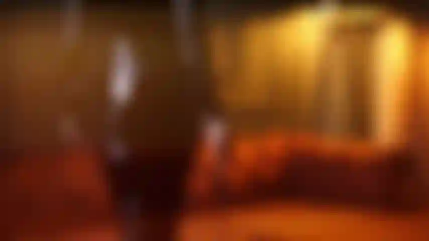 In den flammen des verlangens verschwinden hemmungen.