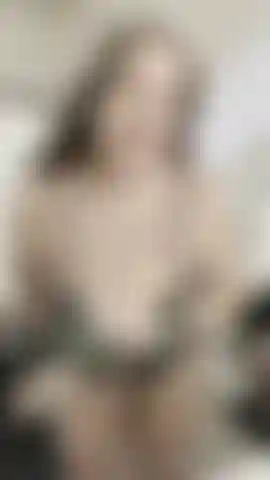 Eine ganz natürliche pawg mit großen titten, die herumhüpft.