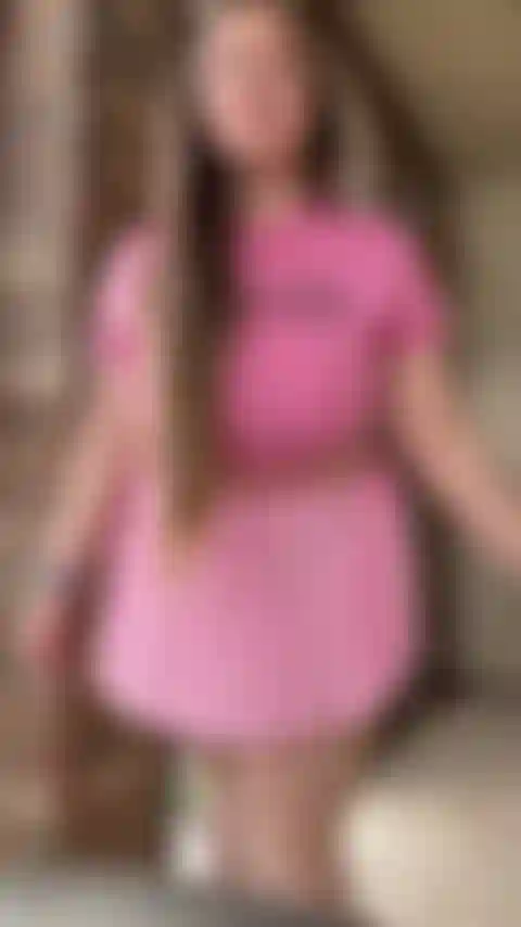 Die pawg von nebenan zeigt ihre kurven.