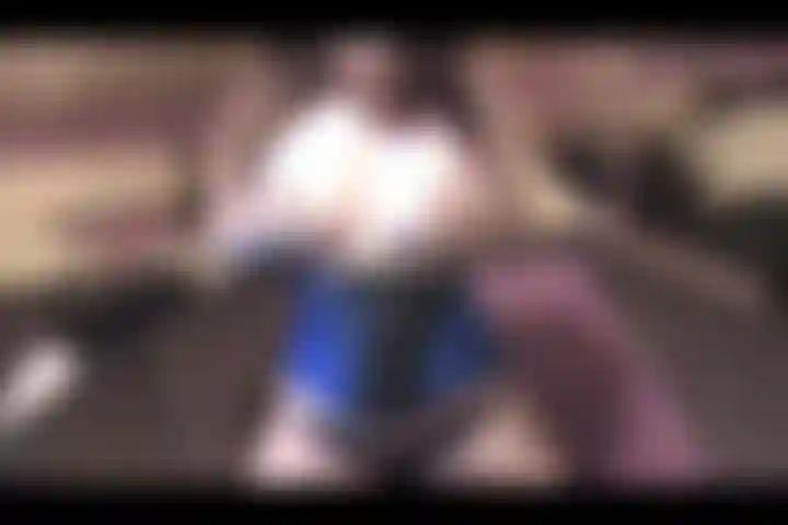 Sieh zu, wie ich während des gesamten videos in meinen oberschenkelhohen stiefeln und meinem lack- und spitzenkorsett unartig werde, während ich gleichzeitig meinen mund und meine muschi ficke, während des ganzen dirty talks!