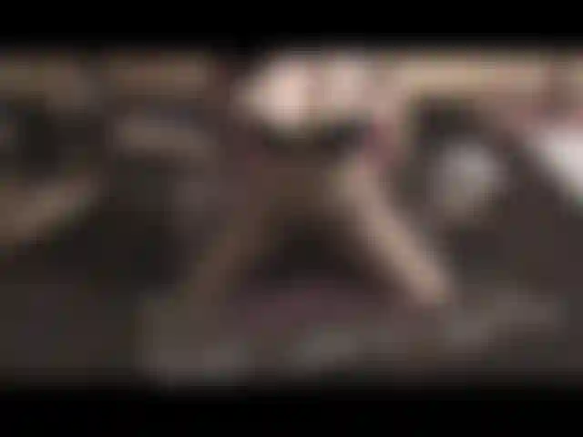 Ziehe mich aus und spritze für dich mit nahaufnahmen auf meine gepiercte fotze.