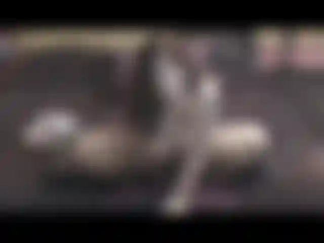 Pierce die muschi, hocke auf meinem spielzeug, reite es hart und stopfe dann mein höschen.