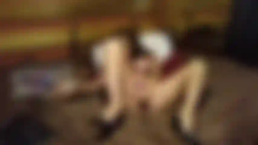 Sieh mir zu, wie ich mit meinen spielsachen und meinem höschen auf meinem rücken unartig werde, im hundestil, beim reiten, dann mit meinen beinen nach hinten. Ohhh ja so viel spaß!