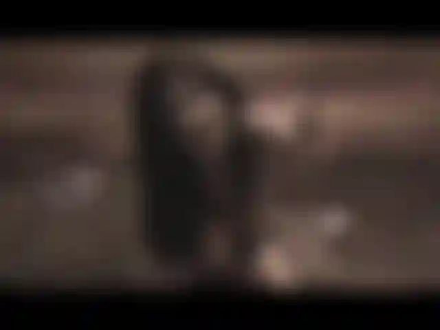 Rosa höschen mit klitoris-piercings.