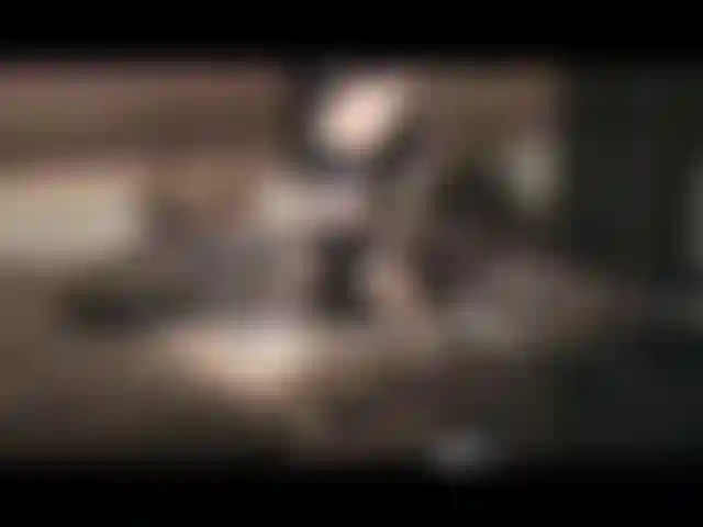 Trage und spiele in einem schwarzen tanga und sexy high heels, dirty talk und bringe meine gepiercte muschi mit einem kleinen höschenspiel zum spritzen.