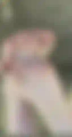 Findom-göttin, die öl und lotion mit ihren füßen einreibt – du bist eingesperrt. Ich will dich auf den knien, wo du hingehörst. Gieße öl und lotion über meine zehen und beobachte, wie ich es einreibe und für mich einreibe.