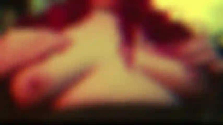 Tittenanbetung mit regenbogen-blitzlicht.