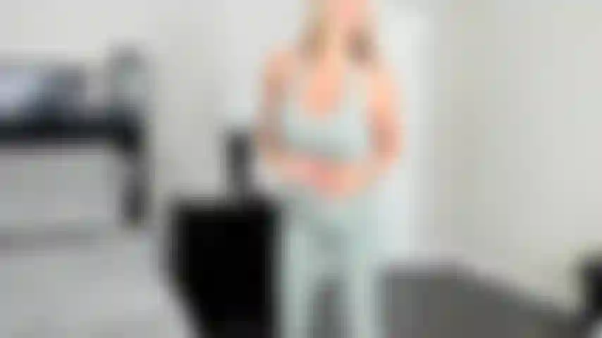 Mach mit, während ich mich nach dem training fingere.