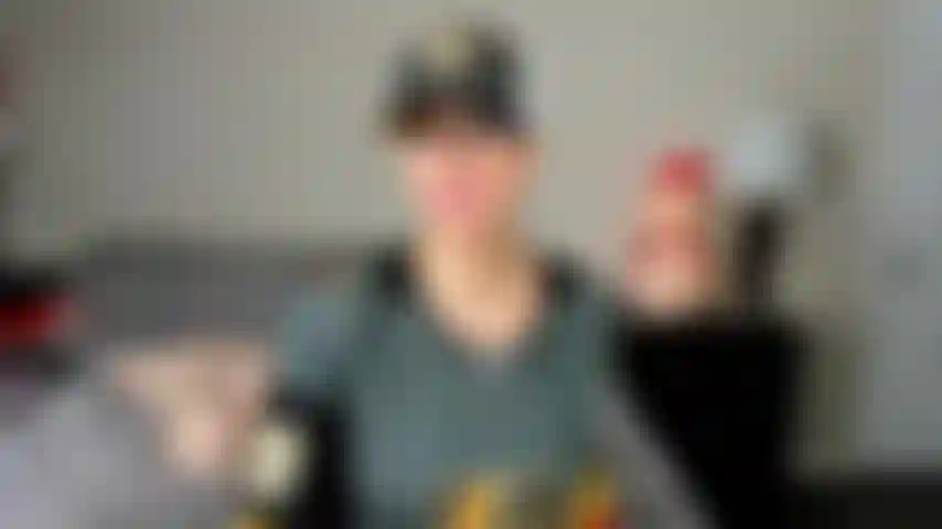 Hockey, die herüberkommt, um sich ins trainerzimmer zu schleichen.