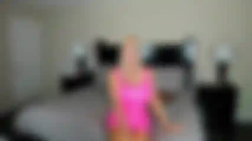 Eine reife fick-mich-puppe sieht zum ersten mal einen schwanz.