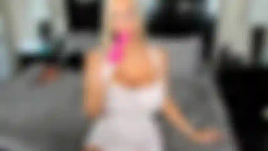 Spioniere mich aus, wenn ich mit meinem neuen spielzeug spiele.