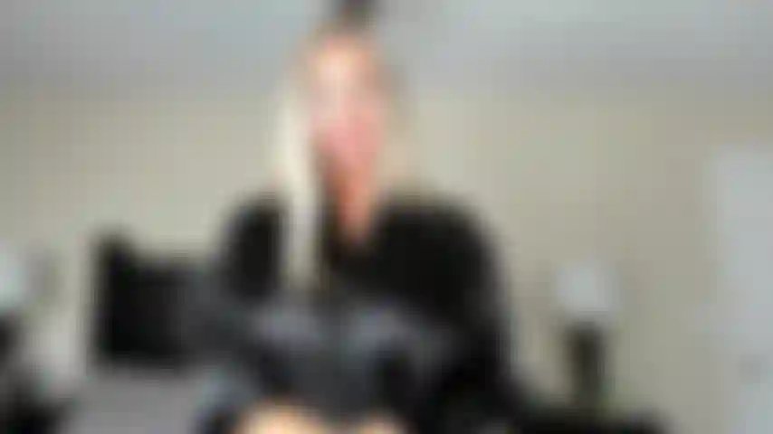 Sei ein braver junge und lutsche den strap-on deiner stiefmutter.