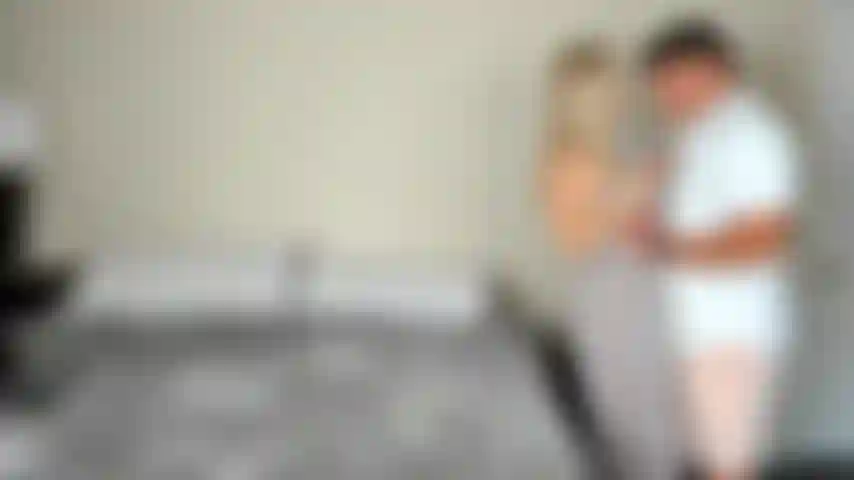 Schleiche mich mit einem anderen vater auf einer geburtstagsfeier davon (junge/mädchen-video).