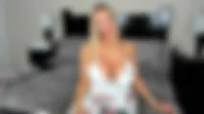 Eine vollbusige blonde milf, die einen großen schwarzen schwanz nimmt.