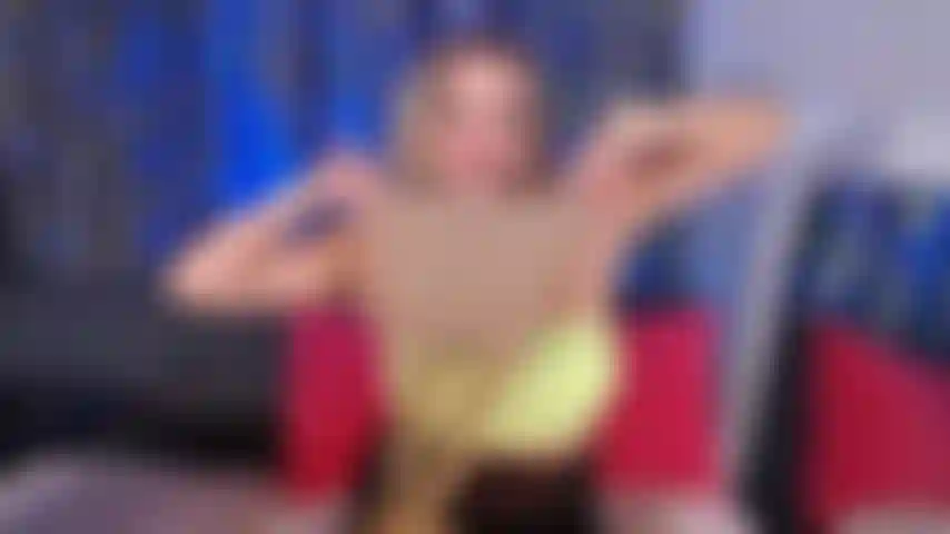 Milf verkleidet sich in hellbraunen strumpfhosen.