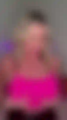 Mein lieblingskunde im stripclub gibt mir immer extra trinkgeld für all die extras im vip-raum. Ich lutsche ihn ab und ficke ihn, wenn der türsteher nicht hinschaut. Solo-video milf-rollenspiel. Völlig natürliche 34h-titten, arsch und muschi-dildo-penetration.
