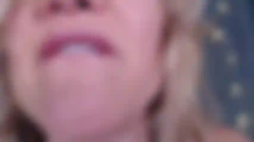 Riesin-milf frisst kleinen mann.