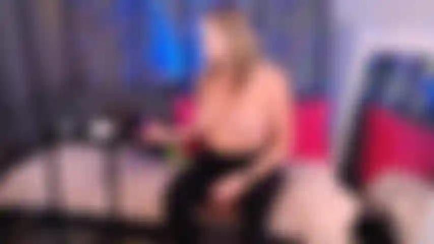 Stiefmutter neckt stiefsohn mit ihrer yogahose.