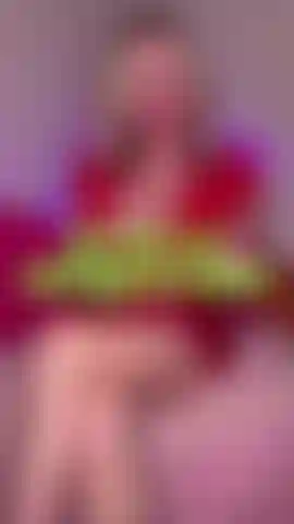 Mein neugieriger nachbar erwischt mich allein zu hause und ich muss ihm so viel joi geben, wie er nur ertragen kann. Ich hoffe, mein mann erwischt uns nicht dabei, wie wir herumvögeln. Solo-video mit titten, masturbation, dildo-lutschen und mehr. Xxx.