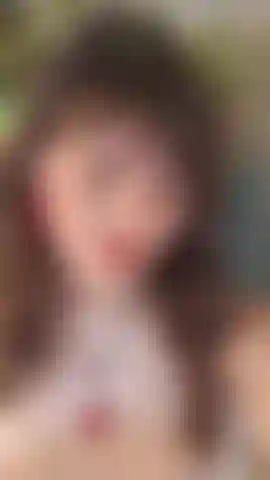 Die ihren körper neckt und erkundet, wenn ich geil bin (keine nacktheit).