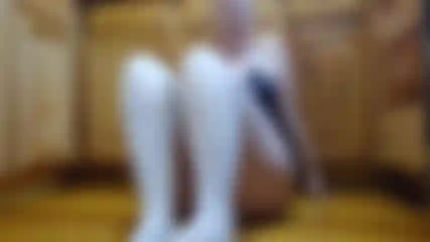 Dienstmädchen footjob.