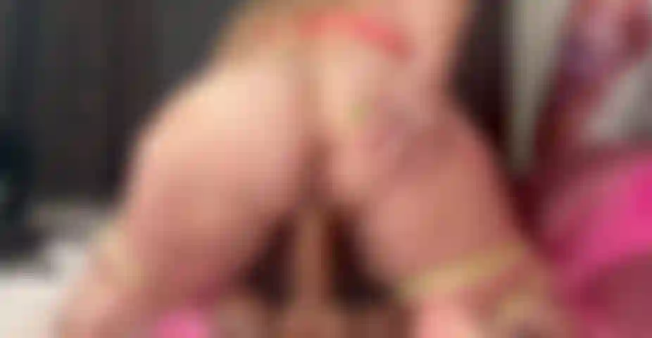 Die mit ihrem saftigen arsch auf deinem schwanz twerkt.