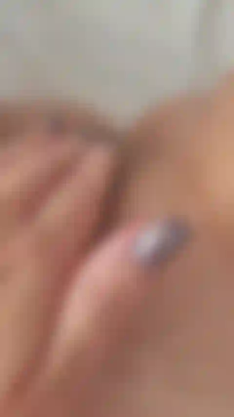 Haarige muschi nahaufnahme masturbation mit glitzernden nägeln.