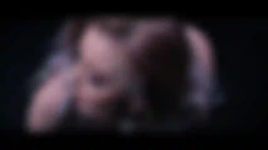 Sexy freizügiger tease oben ohne.