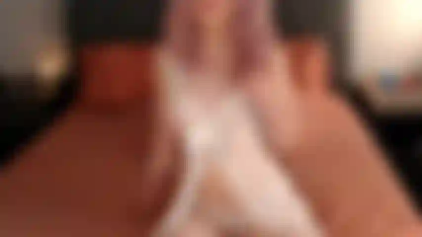 Ich würde dir gerne meine wunderschönen runden brüste und meine aufgerichteten rosa nippel zeigen. Was denkst du?