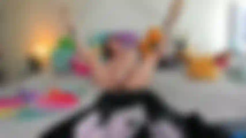 Bei einer live-show ihr spielzeug in weißen high heels einweicht.