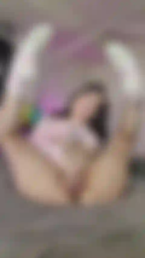 Fingere meine muschi und meinen arsch in meinen flauschigen socken und netzstrümpfen!