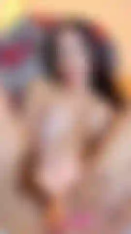 Geile milf fickt ihre muschi, während die nachbarn es hören 😈.