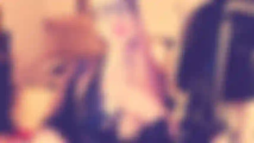 Vicky lässt ihre sissy den umschnalldildo lutschen.