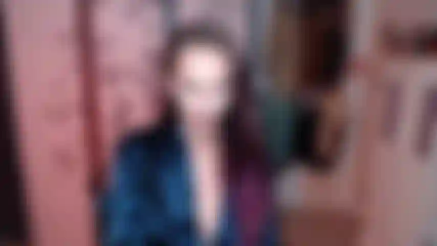 Eine milf mit füßen, die fetisch-pov schnüffelt.