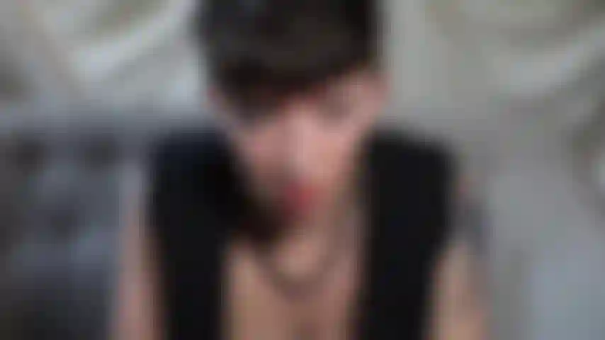 Lutsch meinen schwanz: trans-strap-on-erniedrigung.