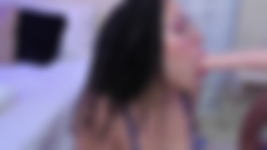 Ich verschlinge deinen schwanz ganz und sauge ihn mit jeder bewegung tief.