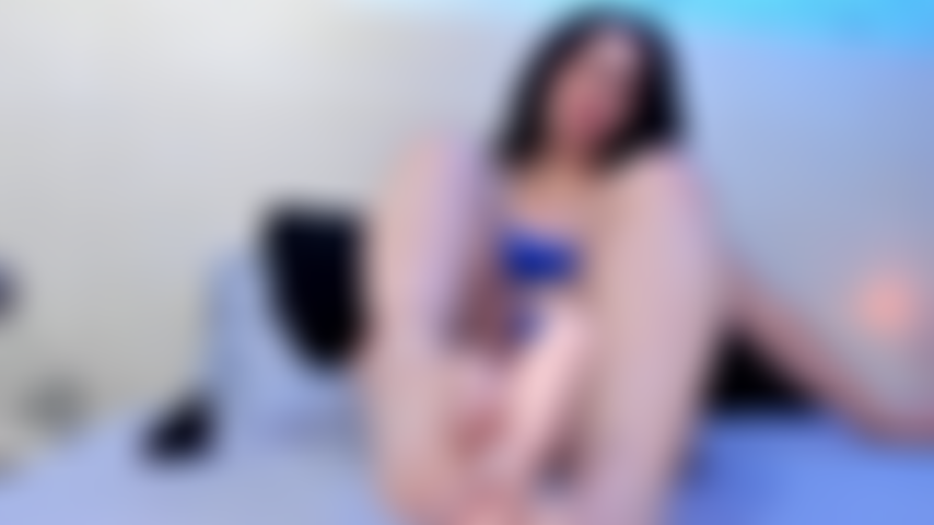 Langsames spielen mit spielzeug und hübschen füßen im mittelpunkt.