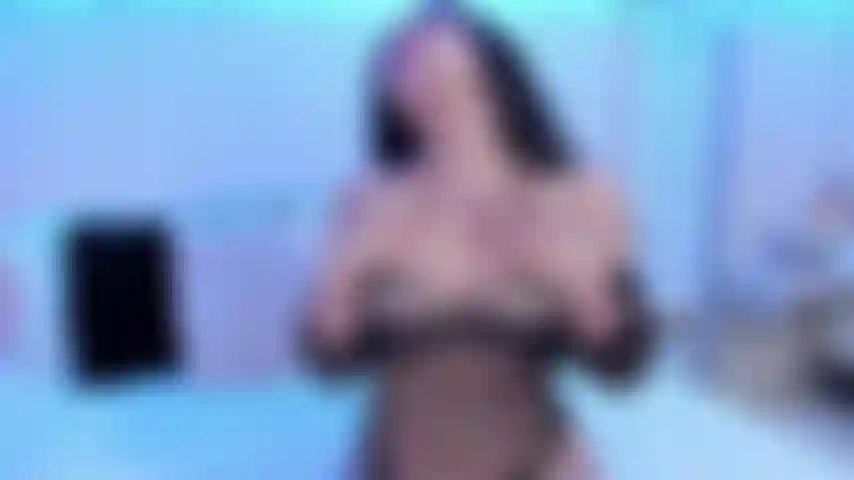 Meine brustwarzen sind geklemmt und ich würge an meinem spielzeug wie eine verzweifelte kleine schlampe.