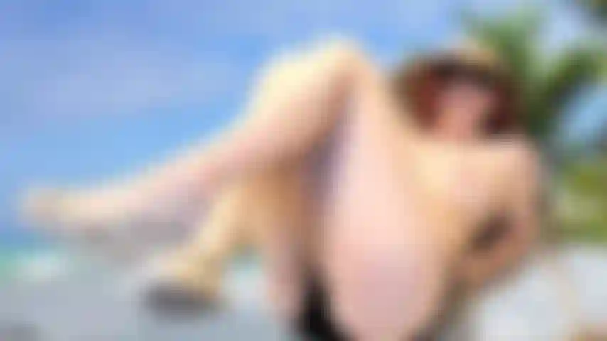 Baumelnde sandalen am strand.