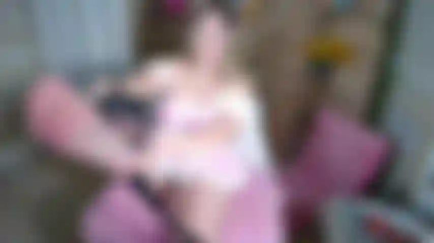 Ein blondes bauernmädchen im cosplay in netzstrümpfen.