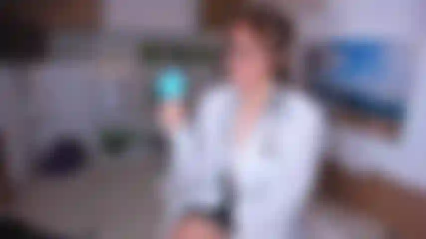 Krankenschwester imprägniert mit einem kondom.