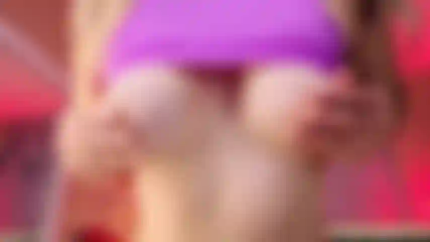 Ich spiele mit meinen harten nippeln und schlage auf meine heißen titten.