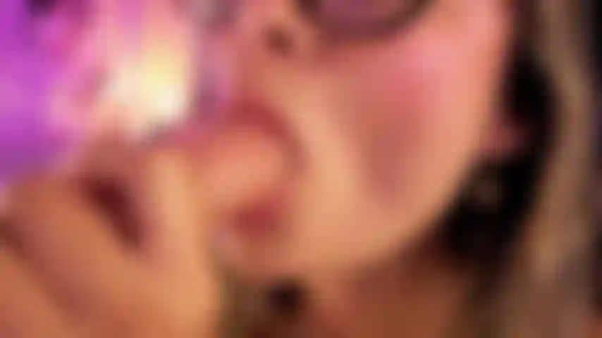 Ich genieße einen blowjob mit einem großen spielzeug.