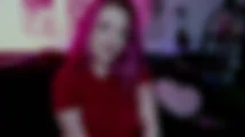Zeig deiner frau das video, während du sie zum allerletzten mal fickst – ich liebe es, so eine versaute kleine ehehreczerstörerin zu sein, und ich habe entschieden, dass du verdammt nochmal mir gehörst! Also kannst du deine süße frau ein letztes mal ficken, aber ich will, dass sie mir zuschaut und erkennt, dass sie deinen schwanz nach heute nacht nie wieder haben wird. Deine süße frau verliert alles an einen rothaarigen pornostar. Ich hoffe, sie kommt wenigstens, denn von nun an gehören dein schwanz und dein herz mir. Sie wird sehen, wie viel geiler ich als sie bin, wie viel besser ich deinen schwanz lutsche, wie viel saftiger all meine kurven sind. Wer weiß, vielleicht wird sie das inspirieren, sich beim nächsten mann wenigstens ein bisschen mehr mühe zu geben. Vielleicht. Wir beide wissen, dass sie dazu nicht mal in der lage ist.