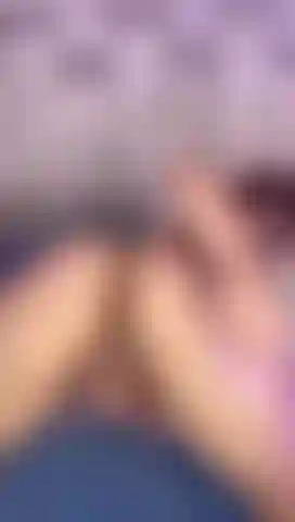 Die ihre muschi masturbiert und sich die finger in den arsch steckt.