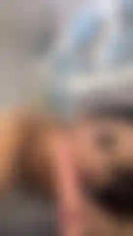 Nackt meinen größten dildo wie eine profi tief in den hals nehmen.