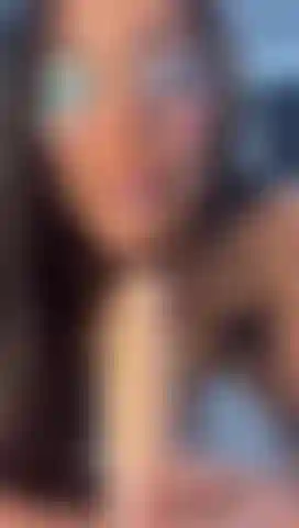 Ein lateinamerikanisches mädchen, das zeigen möchte, was sie mit ihrem mund kann!!!