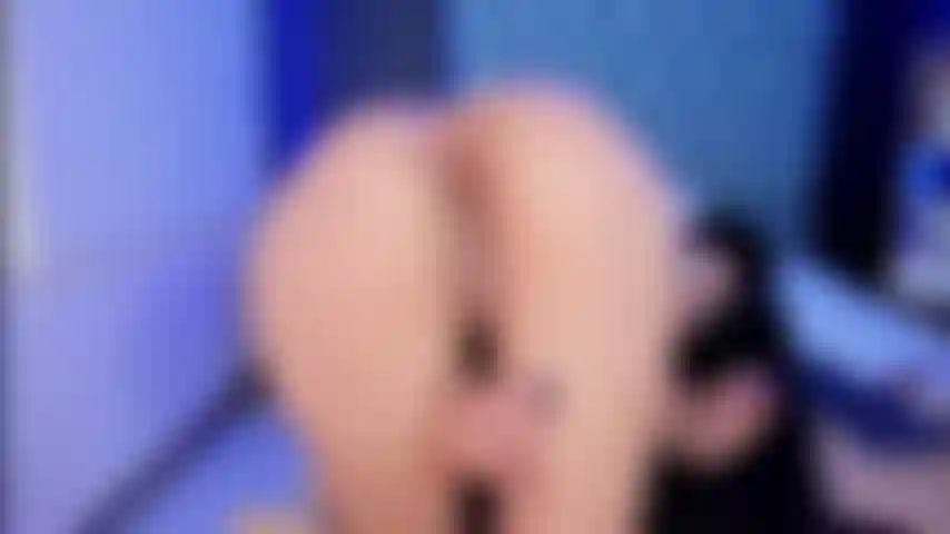 Die tief in ihrer vagina mit ihren fingern spielt.