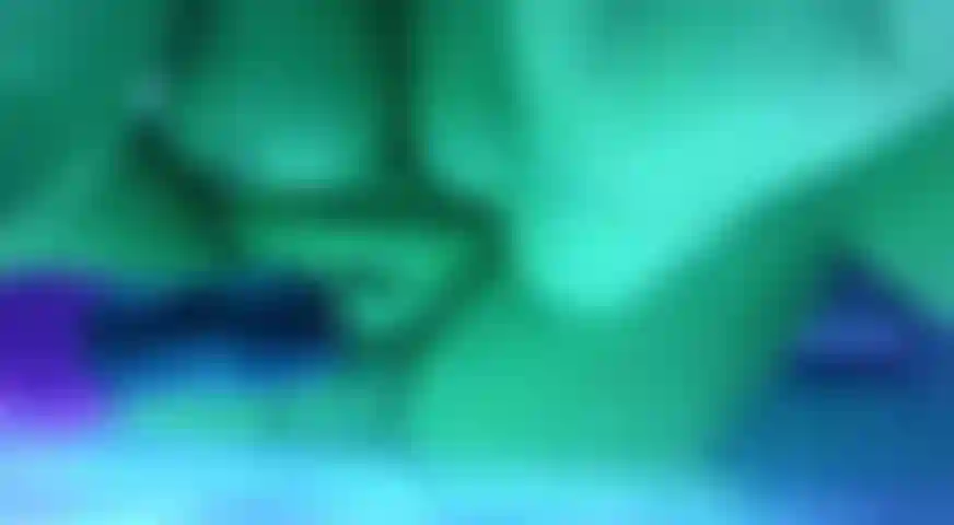 Lange habe ich berlegt, ob ich mich das berhaupt traue - aber jetzt ist es so weit! Ich war den ganzen Tag schon total horny und weil mich die Lust fter mal berkommt, wenn ich unterwegs bin, hab ich meinen treuen Begleiter immer dabei. ALs ich dann so nackt unter der Sonnenbank lag, hab ich mir einfach mein Handy geschnappt. Das hat mich so angemacht, zu wissen, das nebenan berall Menschen sind, das ich vor Geilheit alles vollgespritzt habe Krass, WIE nass ich alles gemacht habe. Das ist schon ziemlich unanstndig - aber mindestens auch genauso geil.